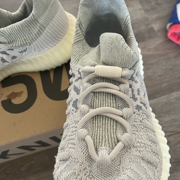 Yeezy 350 V2 - Picture 5 of 6